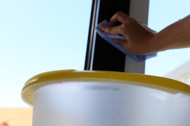 Saubere Fenster: Kleber und Dekoreste rückstandsfrei ablösen