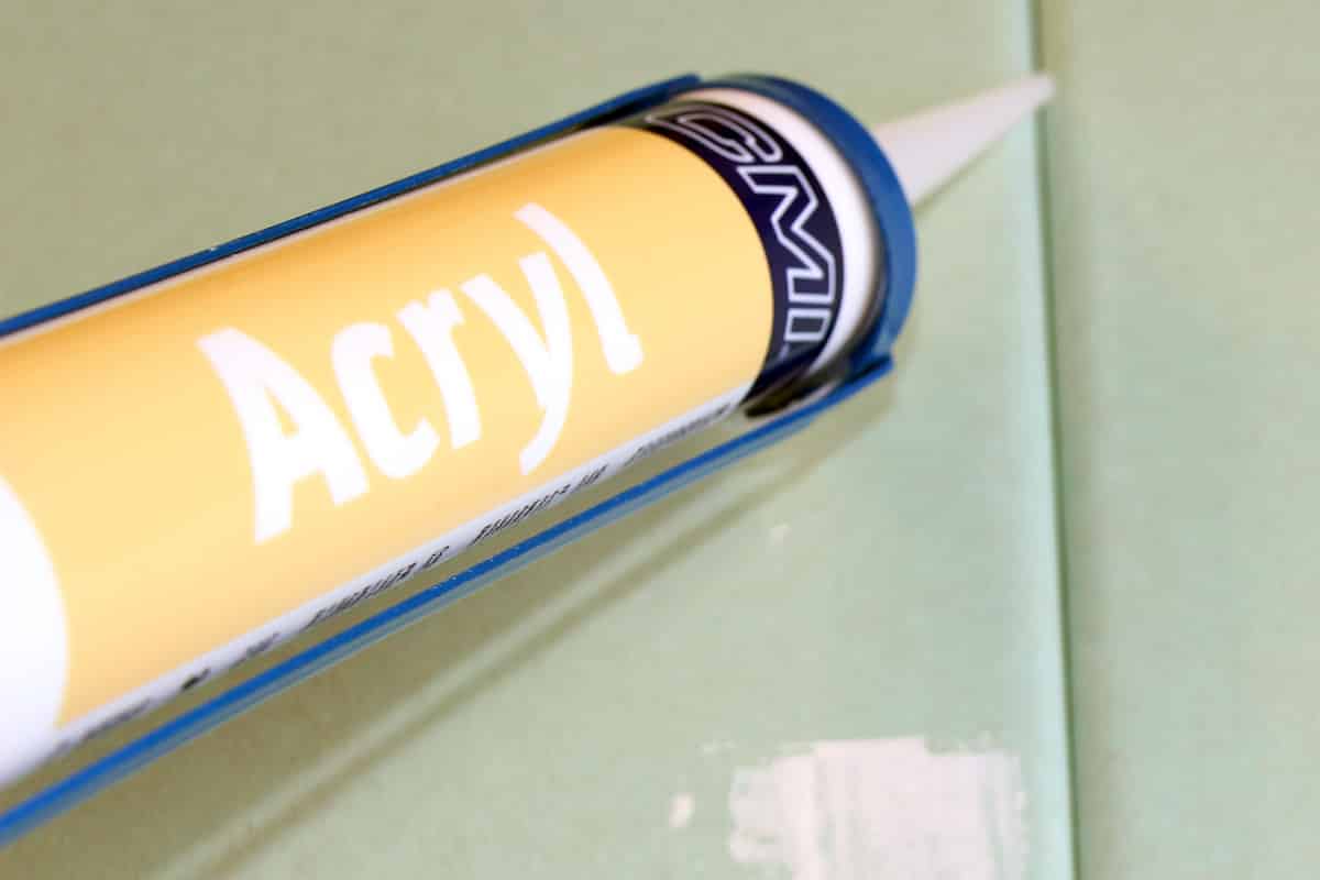 Acryl-Kartusche in Kartuschenpresse